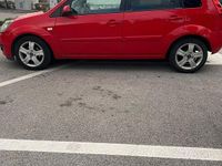 Begagnad Ford Fiesta Ghia 90 HK (66 kW) 2008 Röd Halvkombi