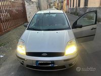Usata Ford Fiesta 67 CV (49 kW) 2005 Grigio Utilitaria