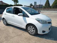 Usata Toyota Yaris Active 90 CV (66 kW) 2012 Bianco Utilitaria