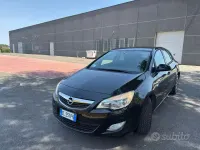 Usata Opel Astra Cosmo 140 CV (102 kW) 2012 Nero Berlina