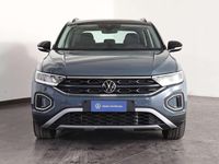 Usata VW T-Roc Life 150 CV (110 kW) 2024 Petroleum blue nero SUV