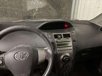 Usata Toyota Yaris 90 CV (66 kW) 2010 Grigio Utilitaria