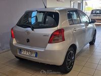 Usata Toyota Yaris Sol 69 CV (50 kW) 2007 Gray Utilitaria