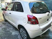 Usata Toyota Yaris 69 CV (50 kW) 2010 Bianco Berlina