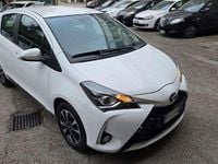 Usata Toyota Yaris Lounge 111 CV (81 kW) 2019 Bianco Berlina