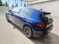 Usata VW Golf VIII Life 131 CV (96 kW) 2022 Blu Berlina