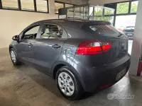 Usata Kia Rio 75 CV (55 kW) 2013 Grigio Berlina