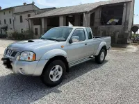 Usata Nissan Navara 133 CV (97 kW) 2003 Grigio Pick-up