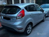 Usata Ford Fiesta 75 CV (55 kW) 2014 Grigio Berlina