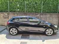 Usata Opel Astra Cosmo 125 CV (91 kW) 2011 Nero Berlina