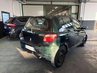 Usata Toyota Yaris Sol 68 CV (50 kW) 2001 Verde Berlina