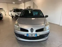 Usado Renault Clio II Dynamique 75 CV (55 kW) 2008 Gris Berlina