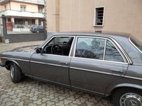 Usata Mercedes 200 122 CV (89 kW) 1982 Grigio Berlina