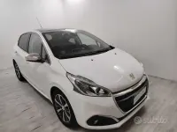 Usata Peugeot 208 Allure 75 CV (55 kW) 2015 Bianco Utilitaria