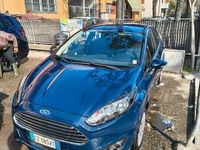 Usata Ford Fiesta 92 CV (67 kW) 2015 Blu Berlina