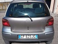 Usata Toyota Yaris 65 CV (47 kW) 2004 Argento Utilitaria