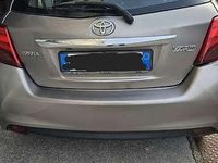 Usata Toyota Yaris Active 90 CV (66 kW) 2014 Grigio Berlina