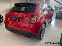 Nuova Fiat 600 La Prima 136 CV (100 kW) 2025 Rosso passione pastello SUV