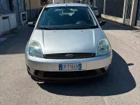 Usata Ford Fiesta Ghia 75 CV (55 kW) 2004 Grigio Utilitaria