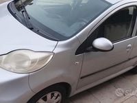 Usata Peugeot 107 68 CV (50 kW) 2012 Grigio Utilitaria