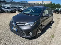 Usata Toyota Yaris Hybrid Active 75 CV (55 kW) 2015 Grigio scuro Berlina