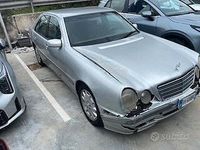Usata Mercedes E220 Elegance 143 CV (105 kW) 2001 Grigio Berlina
