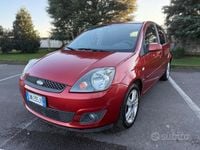 Usata Ford Fiesta Ghia 67 CV (49 kW) 2008 Arancione Utilitaria