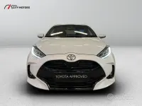 Nuova Toyota Yaris Hybrid Lounge 131 CV (96 kW) 2026 Pearl white Berlina