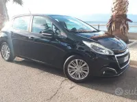 Begagnad Peugeot 208 Allure 75 HK (55 kW) 2016 Svart Halvkombi