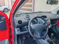 Usata Peugeot 107 68 CV (50 kW) 2006 Rosso Utilitaria