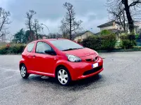 Usata Toyota Aygo Sol 68 CV (50 kW) 2010 Rosso Utilitaria