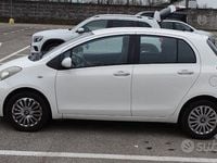 Usata Toyota Yaris Sol 101 CV (74 kW) 2010 Bianco Utilitaria