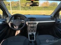 Käytetty Opel Astra 90 HP (66 kW) 2007 Musta Coupe - kaksiovinen