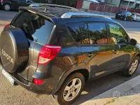 Usata Toyota RAV4 177 CV (130 kW) 2007 Grigio SUV
