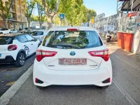 Usata Toyota Yaris Hybrid 73 CV (53 kW) 2018 Bianco Berlina