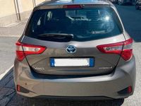 Usata Toyota Yaris Hybrid 73 CV (53 kW) 2017 Grigio Utilitaria