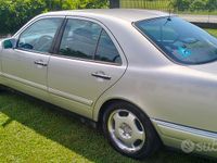 Usata Mercedes 250 113 CV (83 kW) 1998 Grigio Berlina