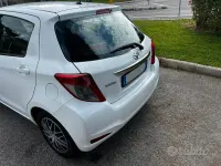Usata Toyota Yaris Lounge 99 CV (72 kW) 2013 Bianco Utilitaria