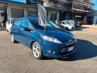 Usata Ford Fiesta 92 CV (67 kW) 2012 Blu Berlina
