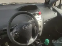 Usata Toyota Yaris 69 CV (50 kW) 2010 Grigio Utilitaria