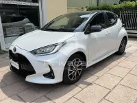 Usata Toyota Yaris Hybrid Lounge 92 CV (67 kW) 2022 Bianco Berlina