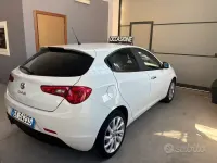 Usata Alfa Romeo Giulietta Exclusive 105 CV (77 kW) 2011 Bianco Utilitaria