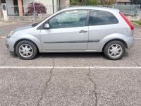 Usata Ford Fiesta 75 CV (55 kW) 2006 Grigio Utilitaria