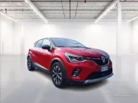 Usata Renault Captur Engineered 145 CV (106 kW) 2023 Rosso metallizzato SUV
