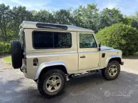 Usata Land Rover Defender SE 122 CV (89 kW) 2010 Grigio Station wagon