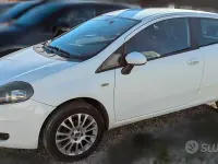 Usata Fiat Grande Punto 77 CV (56 kW) 2009 Bianco Utilitaria