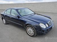 Usata Mercedes E220 150 CV (110 kW) 2002 Blu