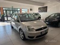 Usata Ford Fiesta 68 CV (50 kW) 2005 Grigio Utilitaria
