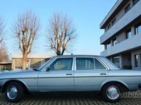 Usata Mercedes 240 72 CV (52 kW) 1982 Blu Berlina
