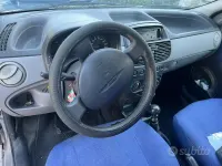 Usado Fiat Punto 2001 Gris Utilitario